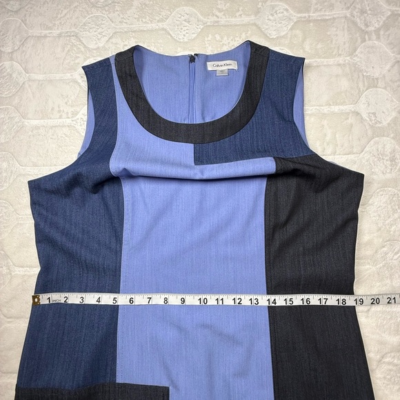 Calvin Klein Colorblock Sheath Dress Blue Navy Denim Look Sz 12 Sleeveless Chic - Picture 3 of 10